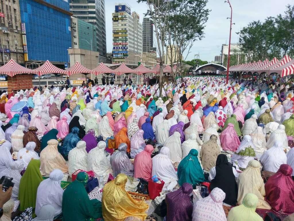 虔诚的穆斯林朋友一大早齐聚行旅广场参加礼拜