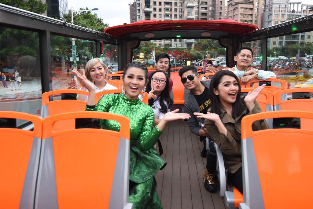 第一次搭乘台北观光巴士的Fitri、Septi和Boy感到相当新鲜