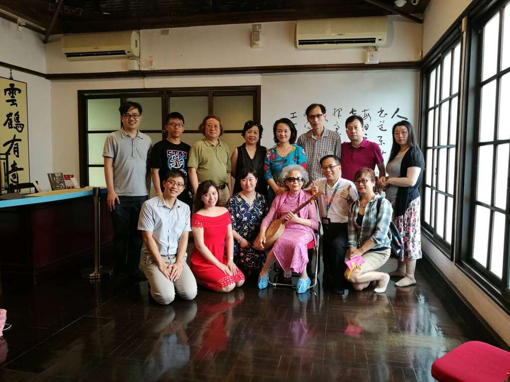 来自上海的旅游媒体达人网红在梅庭体验月琴念唱的传统技艺