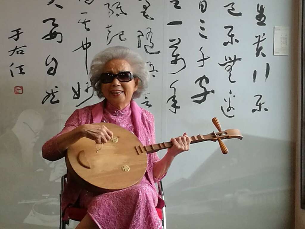 国宝级艺师杨秀卿在梅庭以月琴念唱向上海友人