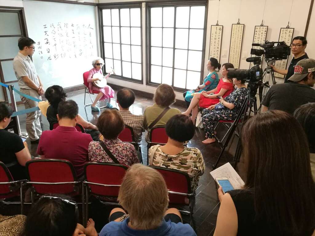 国宝级艺师杨秀卿在梅庭的月琴念唱吸引游客及媒体耹听