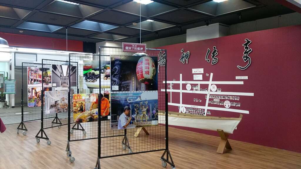 《艋舺走读相簿》收录近50种文宣，提供民众现场翻阅及索取