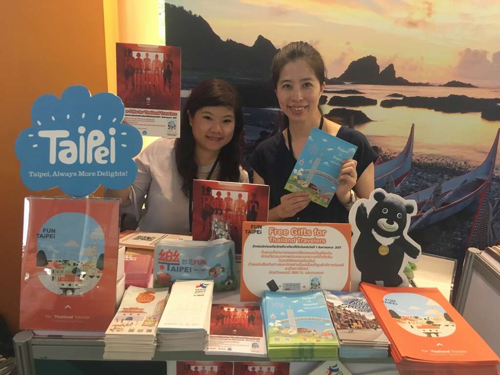 观光传播局参加曼谷Emquartier_Department_Store办理的展销会，吸引许多泰国民众参观