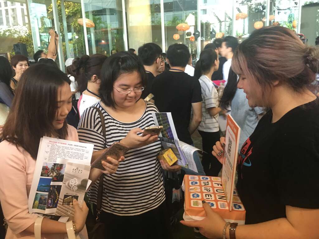 许多泰国民众对台北观光旅游有兴趣，并争相参加互动拿奖品的游戏
