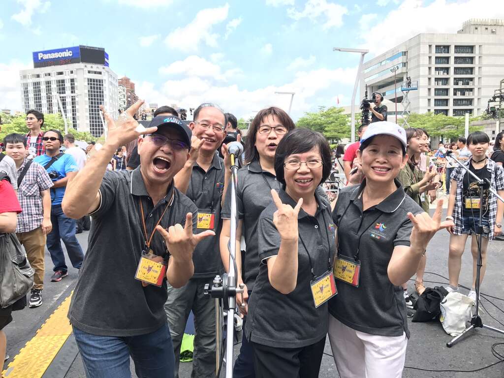 台北世大运执行长苏丽琼率领19位市府团队一同在台下共同演唱，为世大运集气加油