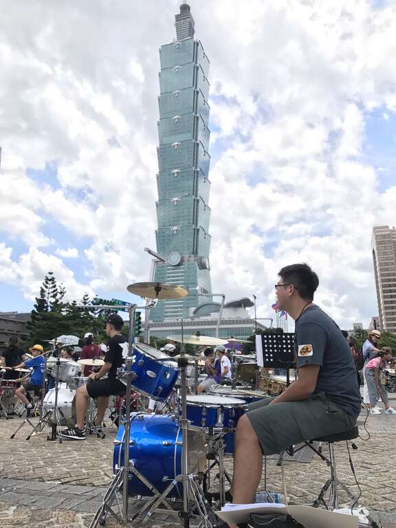 2017摇滚世大运今(2)日在台北市政府前市民广场，共演歌曲