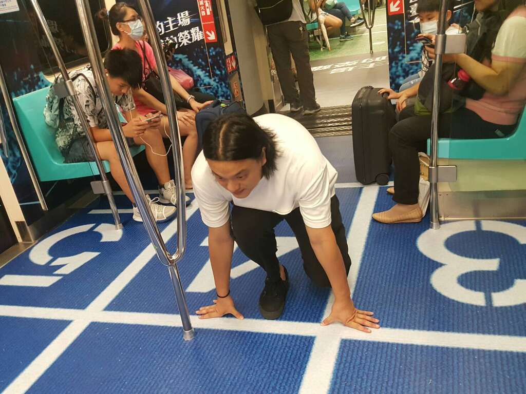 乘客只要抓到合适角度，就可以拍下与场景互动的有趣画面。