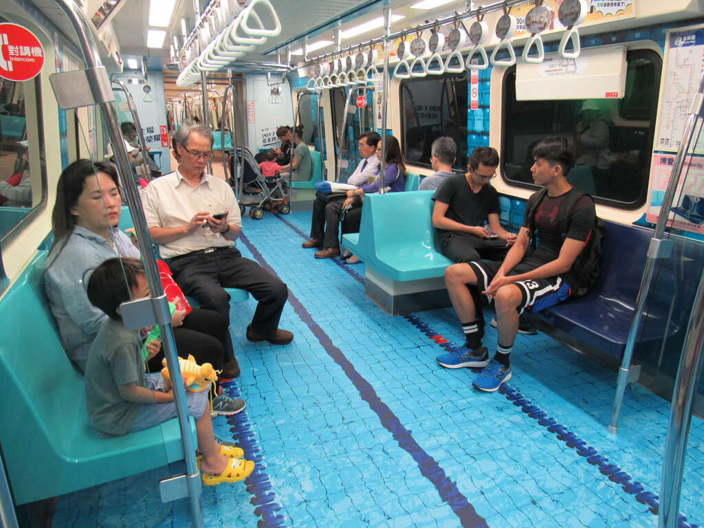 参加台北市政府LINE ON AIR 世大运彩绘列车大问答 把熊赞娃娃带回家