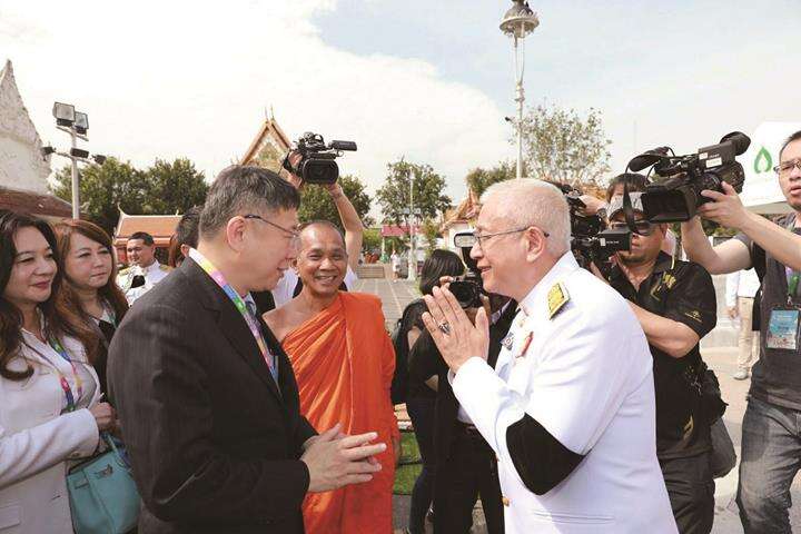Taipei Mayor Ko and Advisor to the Minister of Culture ot Thailand have a good chat. (Photo: Department of Information and Tourism, Taipei City Government)