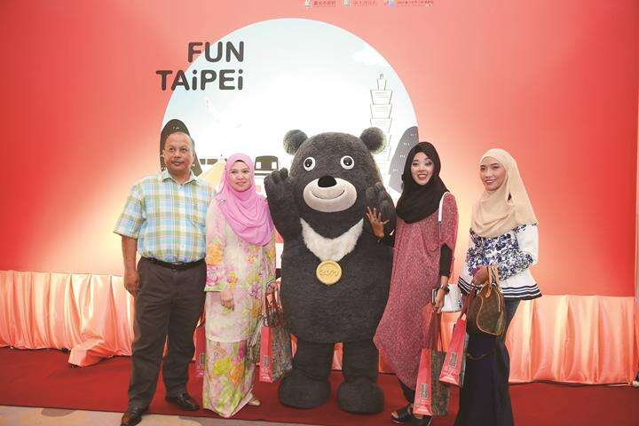 Bravo comes along with Ko to promote the Taipei 2017 Summer Universiade. (Photo: Department of Information and Tourism, Taipei City Government)