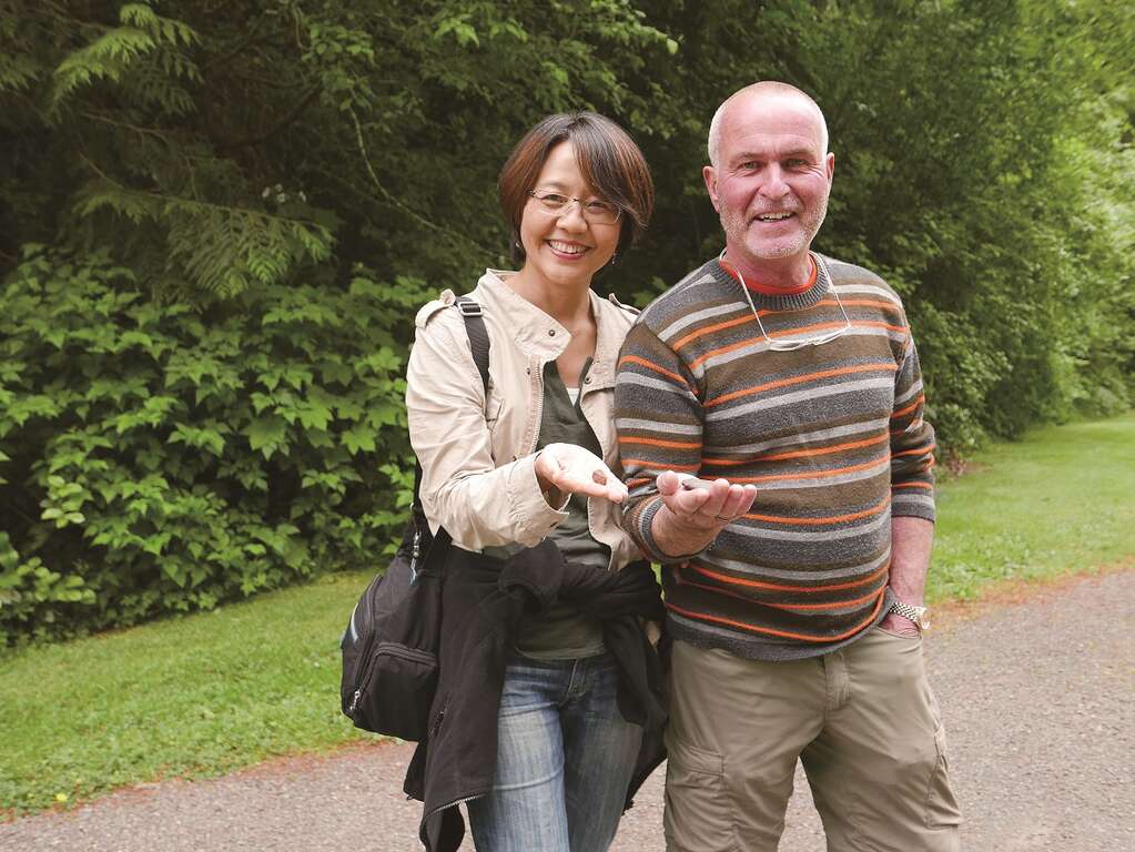 范欽慧與美國聲音生態學家戈登．漢普頓（Gordon Hempton）手握捍衛寂靜的許願石。（圖／范欽慧提供）