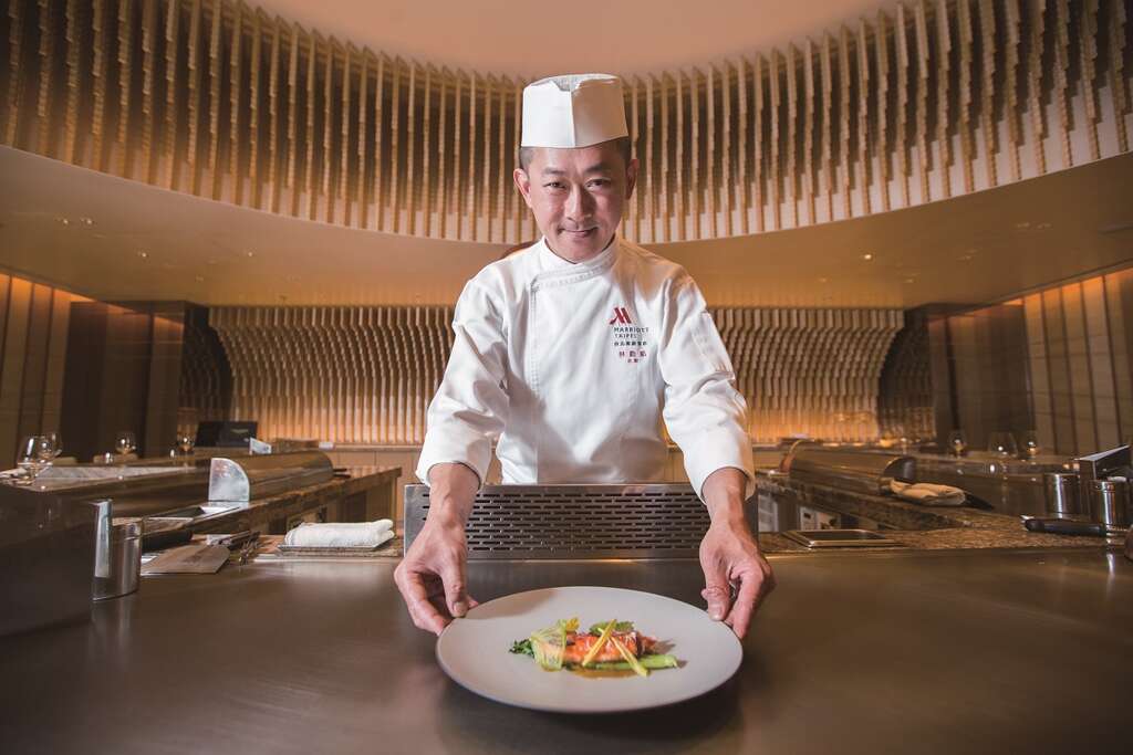 林勤凱選用當季食材與在地蔬果，以極簡的調味和日、法手法烹調鐵板燒。
