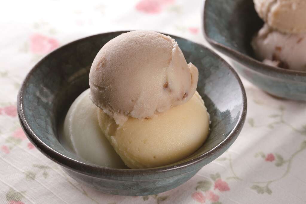 永富冰淇淋，使用土窑烧的冰淇淋碗。（摄影／杨智仁）