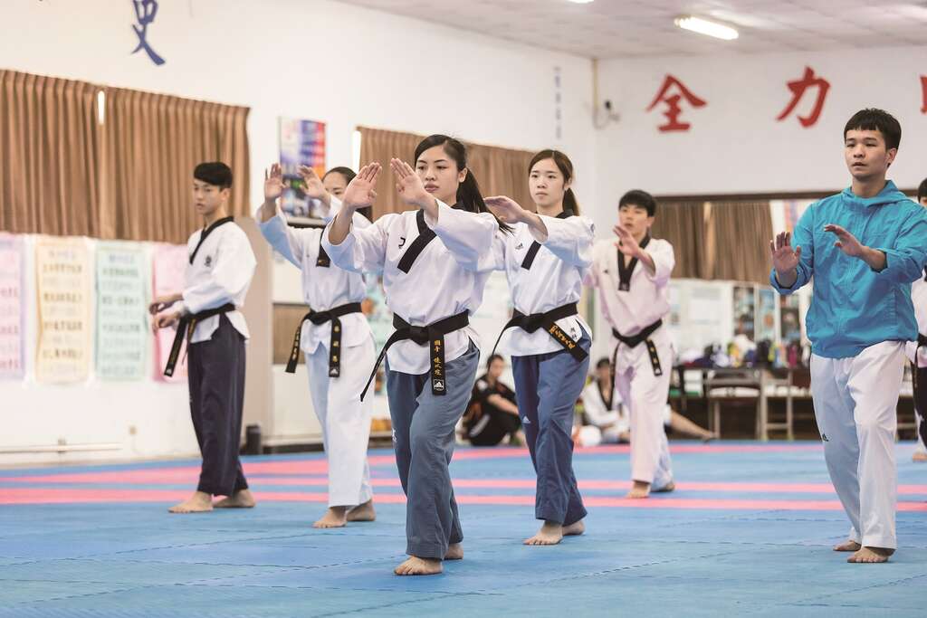 陳以瑄專注地練習品勢跆拳道，將每個動作都做到精確。