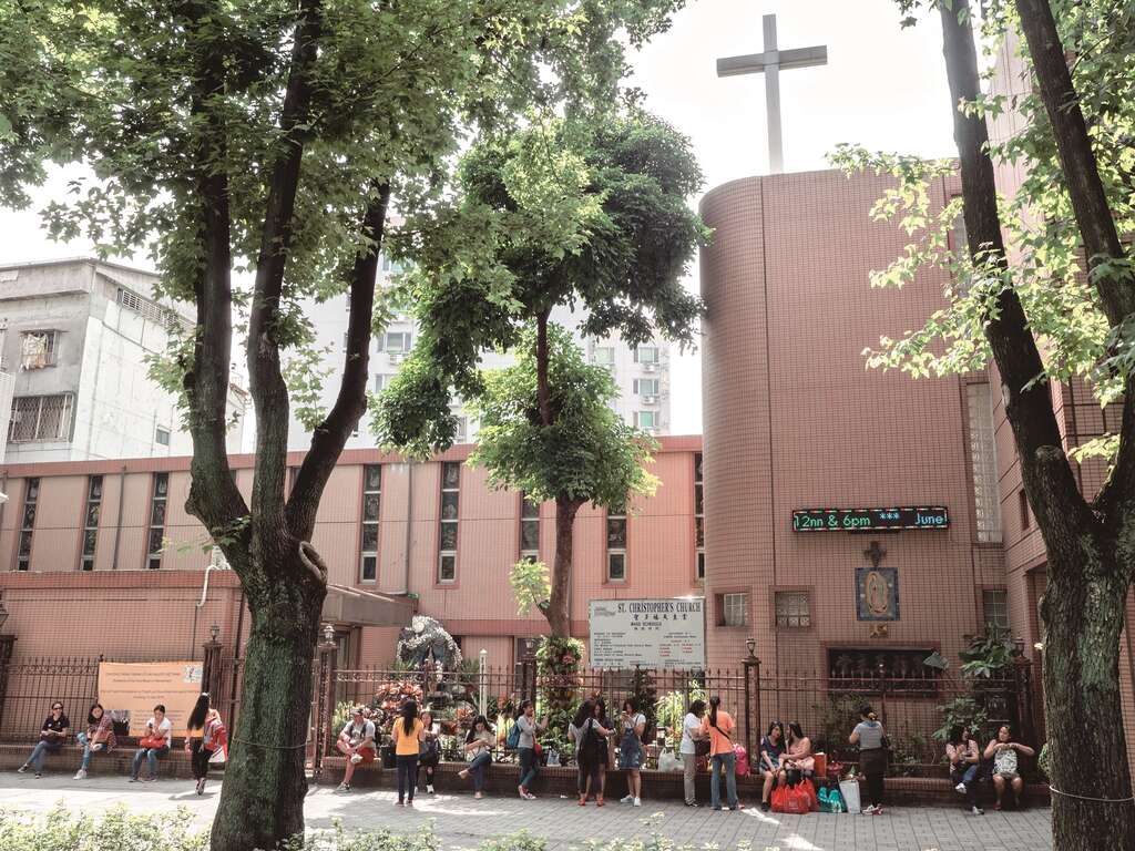 聖多福教堂一帶，許多店家以東南亞語言招呼客人，招牌也以東南亞語言書寫。