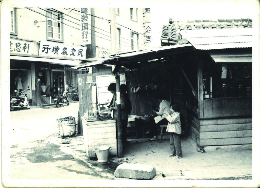 1970年代的永康街一隅，現在右邊的小吃店已拆除，納入永康公園範圍內。（圖／林茂男提供）