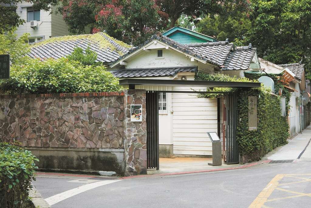 進到青田街，幽靜的巷道、綠葉成蔭的老樹及日式老房，展現出一股優雅風情。（攝影／林宜賢）
