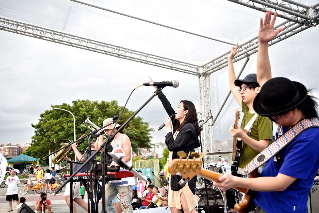 今年的台北河岸音樂季吸引許多民眾到現場聽演唱會，享受夏日午後輕鬆的氛圍。（圖／台北市政府觀光傳播局提供）