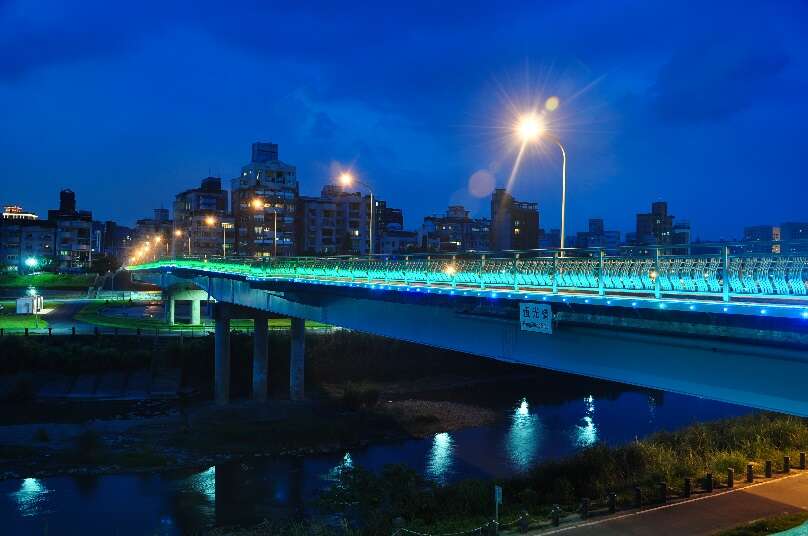 相片4：恒光桥照明妆点夜景