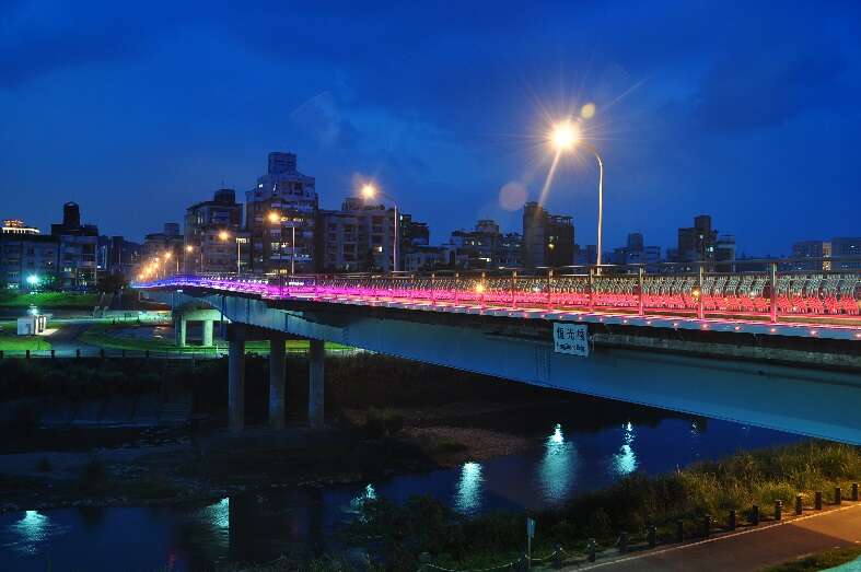 相片5：恒光桥照明妆点夜景