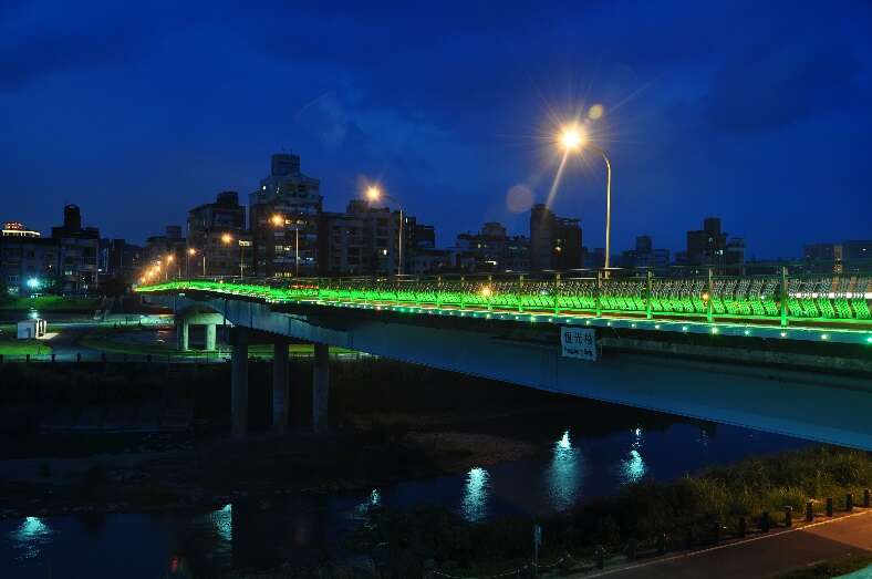 相片6：恆光橋照明妝點夜景