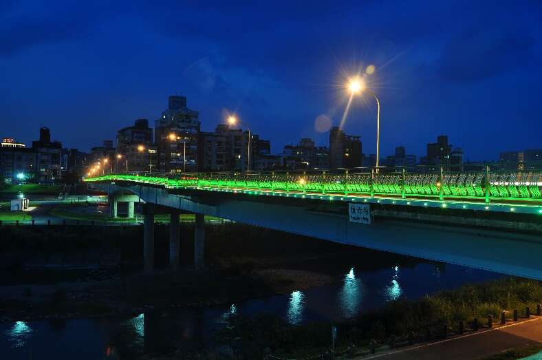 相片6：恒光桥照明妆点夜景