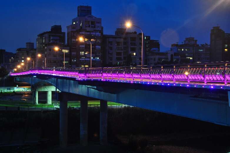 相片7：恆光橋照明妝點夜景