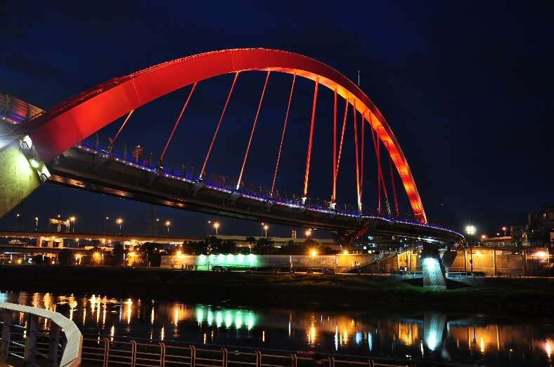 相片8：彩虹橋照明妝點夜景
