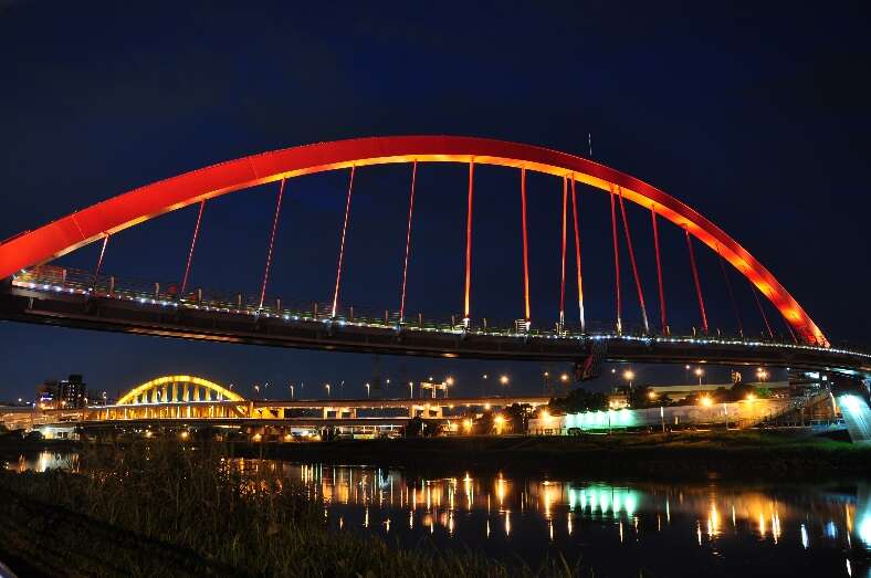 相片9：彩虹桥照明妆点夜景