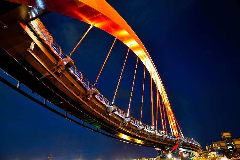 相片10：彩虹橋照明妝點夜景