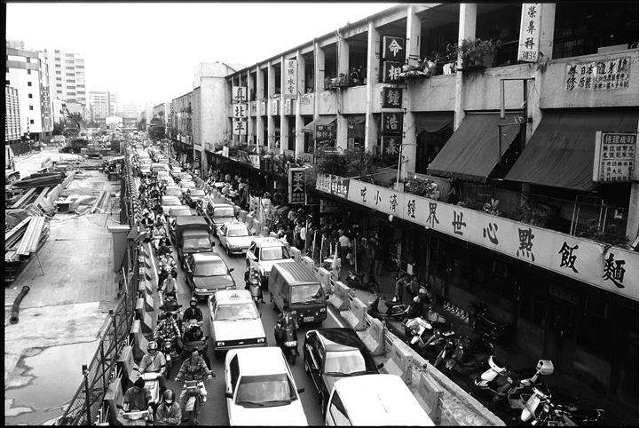 The old Zhonghua Mall was full of new and fashionable products, causing people to crowd in. (Photo: Wang Nengyou)