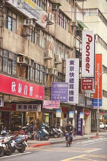 Electronic shops nowadays. (Photo: Liang Zhongxian)