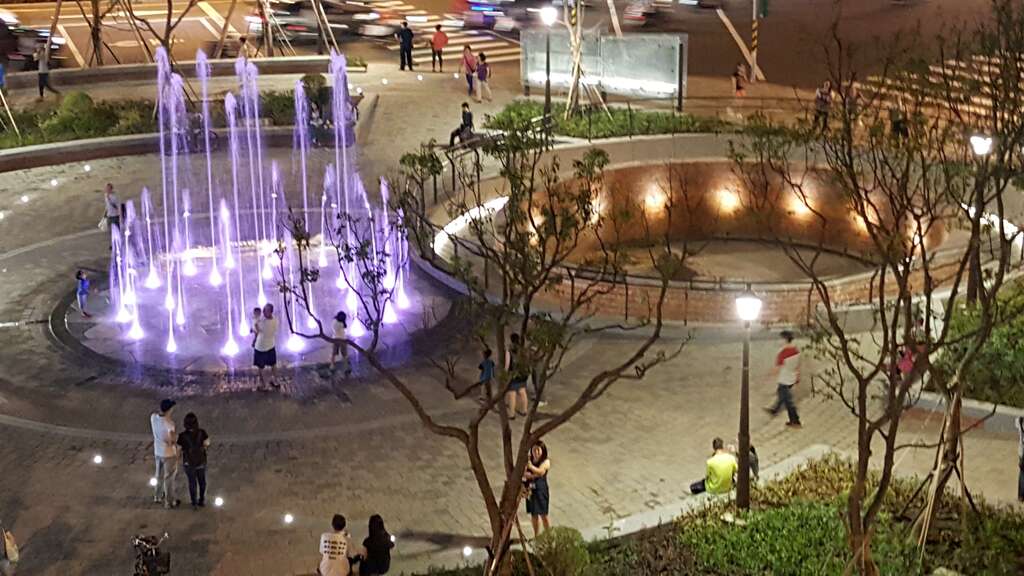 照片5.建成圆环喷泉与蓄水池夜间图