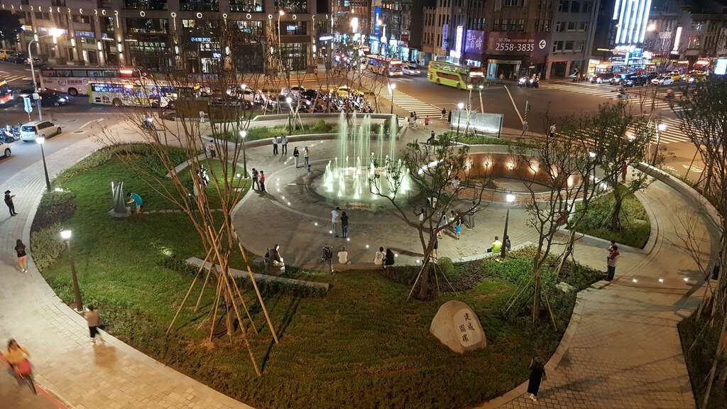 照片8.建成圆环夜景