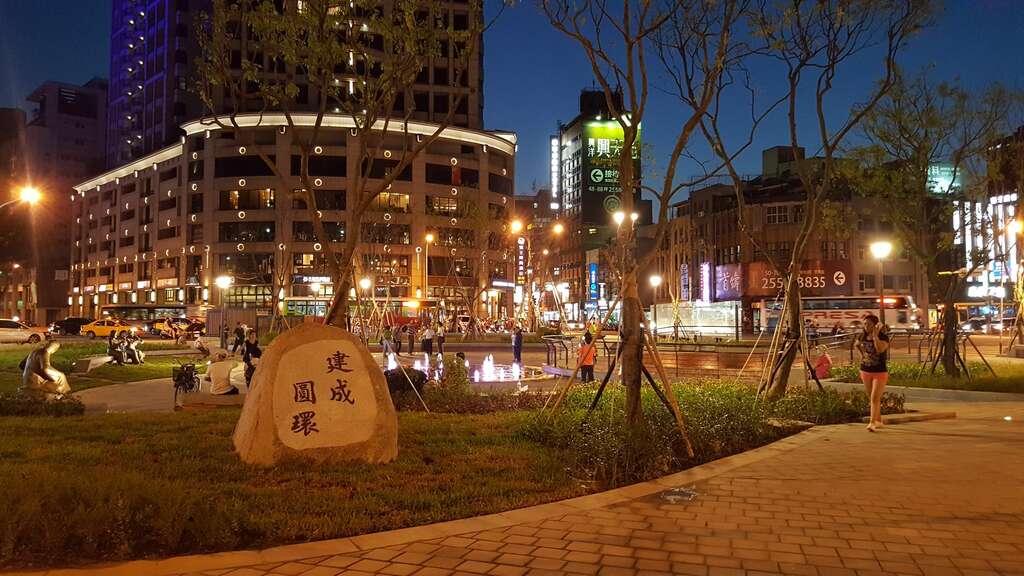 照片13.建成圆环入口一隅