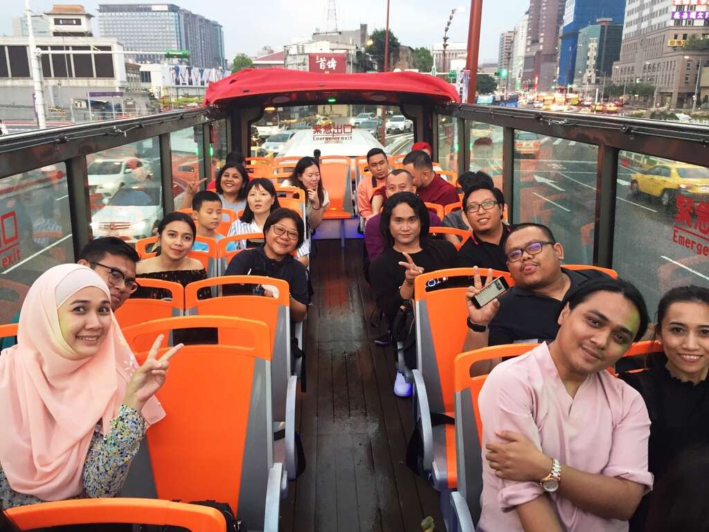 大马媒体名人团体验台北双层观光巴士，从另一角度看台北城市景色