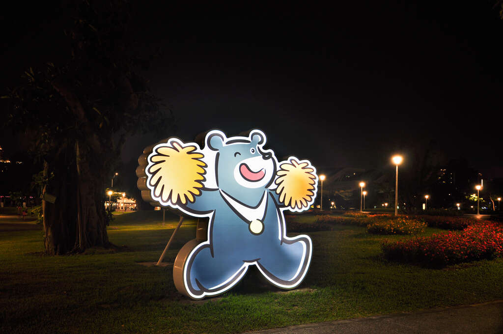 相片3：圓山花博公園「歡呼」造型熊讚夜景