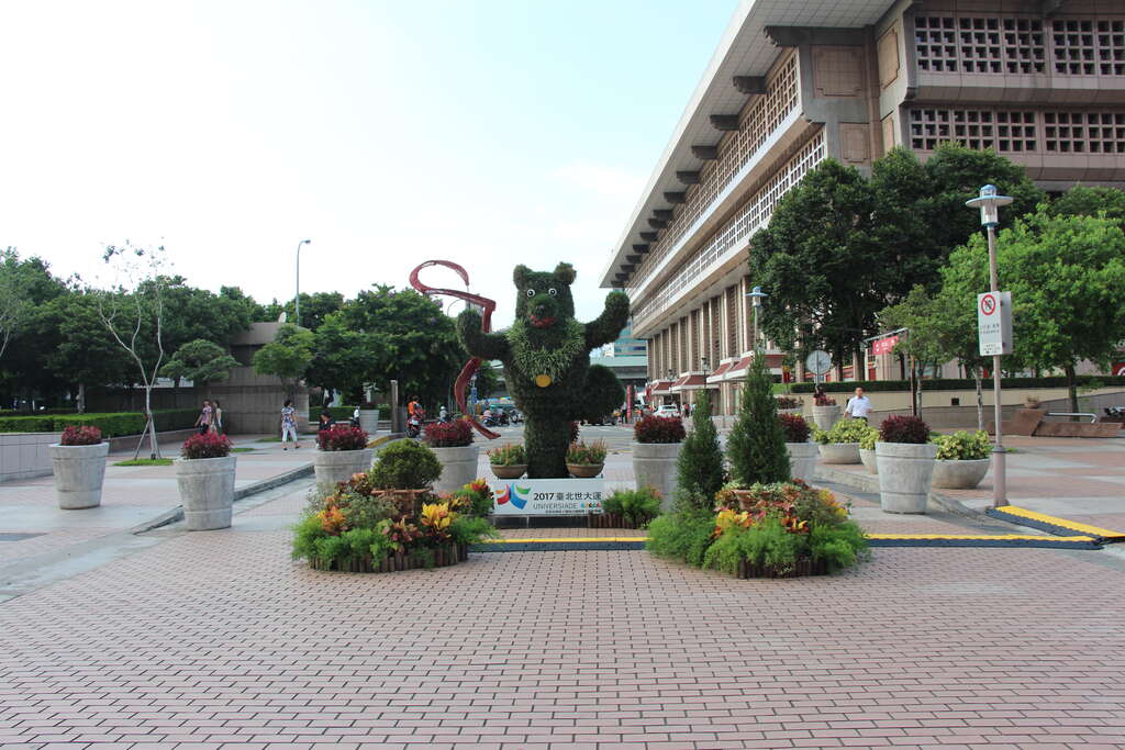 相片8：台北车站站前广场绿雕