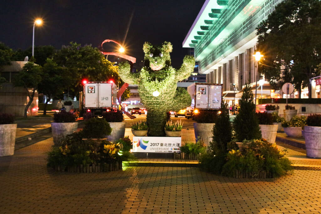 相片9：臺北車站站前廣場綠雕夜景