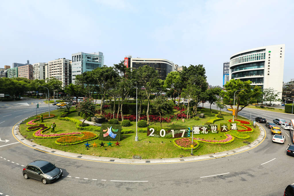图1、仁爱圆环的世大运看板及造型绿雕是用植物制作而成