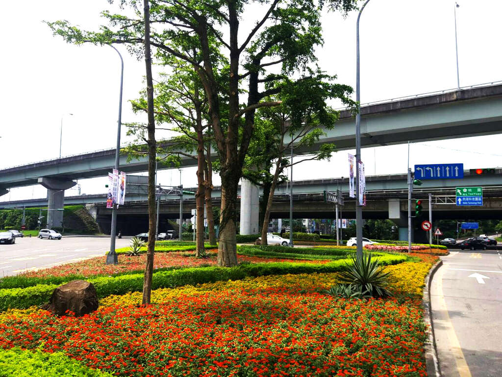 图4、夏季时的成功路二段高架下，改偏红的暖色系作搭配