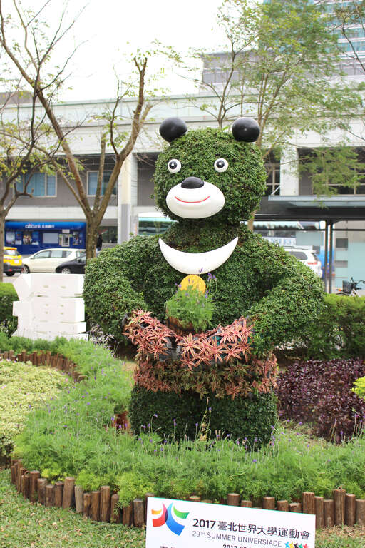 圖9、市府廣場手捧香草的田園城市農夫熊讚綠雕