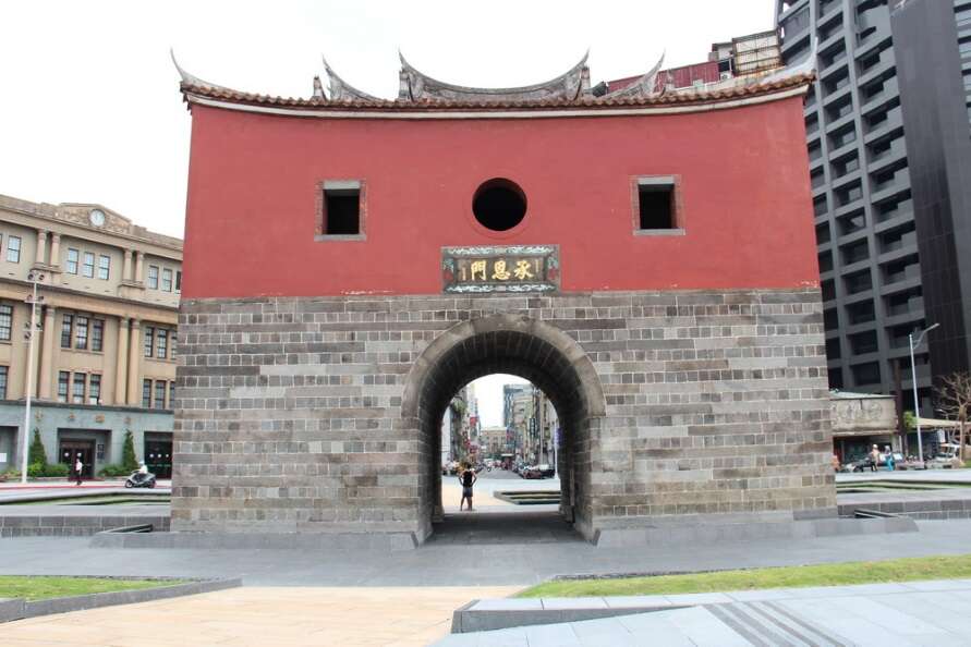 照片9.黄砂岩步道呈现瓮城进出城门楼铺面意象