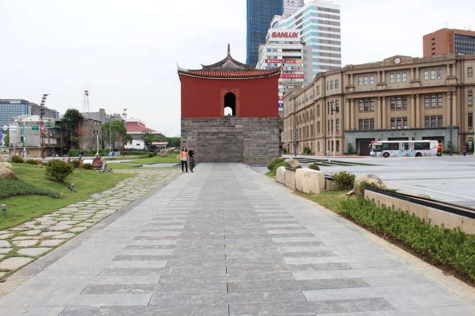 照片14.北门西侧地面条石呈现古代城墙位置