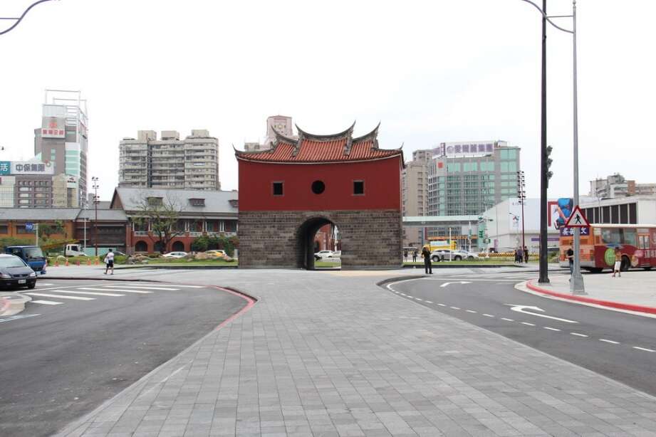 照片16.北门城楼在广场完成後增加视觉景深宽阔
