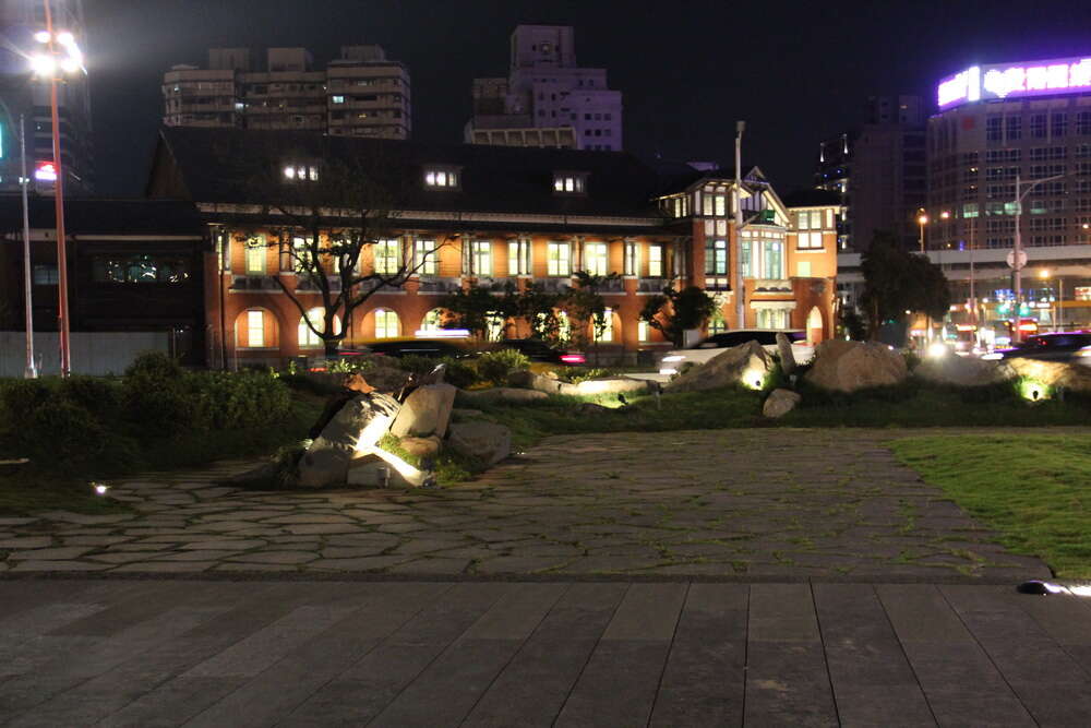 照片23.广场幽静夜间照明与北侧「铁道部」古蹟相呼应