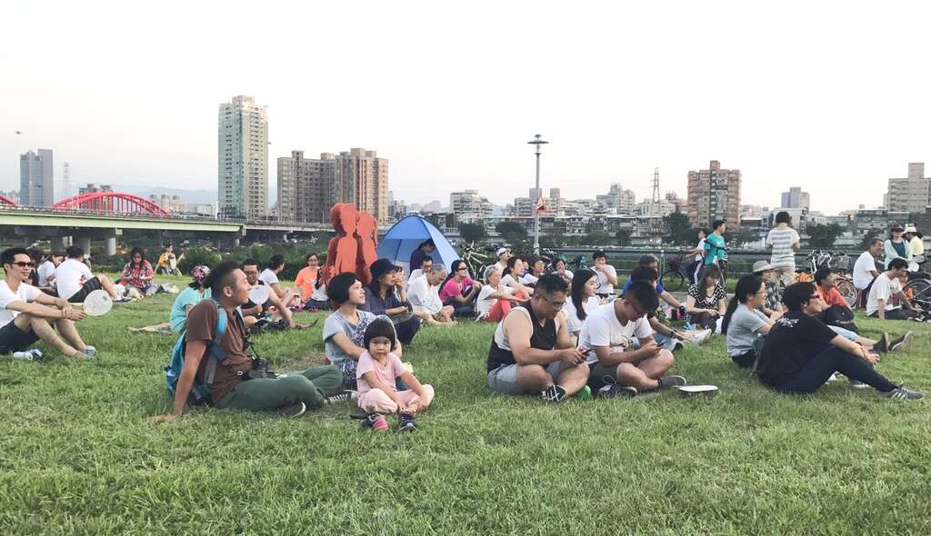 一起來席地而坐，來河岸聽音樂吧