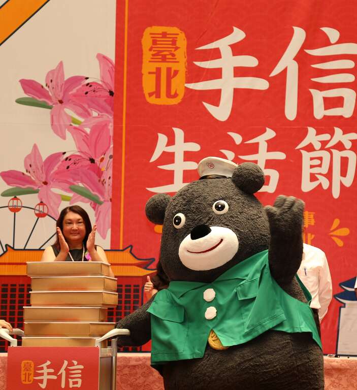 熊讚COSPLAY客串郵差先生幫市長寄手信禮盒