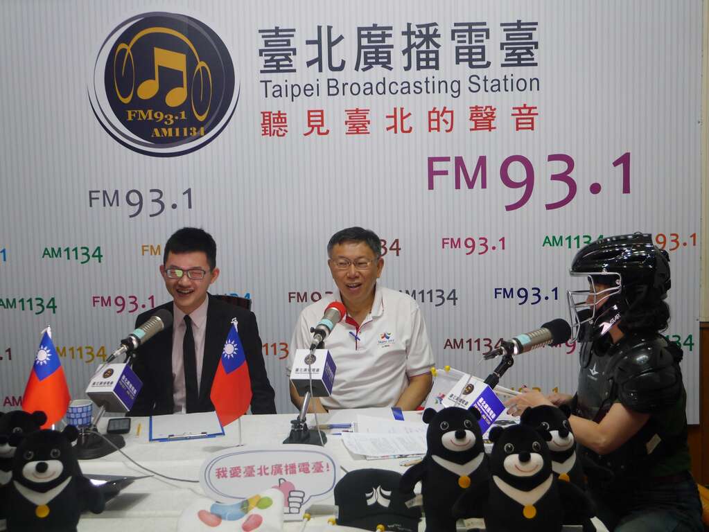 朱蕙蓉著棒球主審裁判服裝與視網膜訪問柯文哲