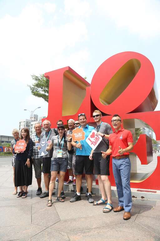 捷克代表团受到市府热烈欢迎纷表惊讶并开心与观传局长简余晏合影。